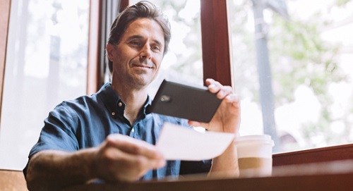 ManDepositingCheckOnline